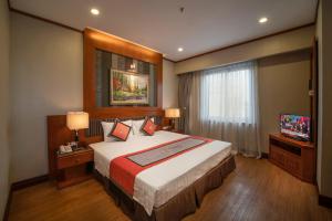 Postel nebo postele na pokoji v ubytování Hanoi Larosa Hotel + 25 fotografií