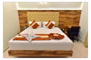 Postel nebo postele na pokoji v ubytování Royal Lotus View Resotel