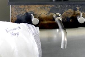 モートン・イン・マーシュにあるコッツウォルズ グレーの台所用洗面台(タオルを蛇口から掛けて)
