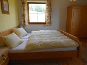 Una cama o camas en una habitación de Haus Schweigl