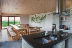 Köök või kööginurk majutusasutuses Saulepa Seaside Villa