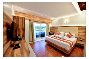Postel nebo postele na pokoji v ubytování Royal Lotus View Resotel