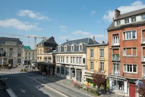 - une vue sur une rue de la ville avec des bâtiments dans l'établissement suite Napoléon III, à Charleville-Mézières