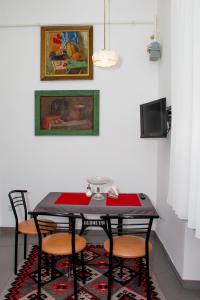 una mesa de comedor con sillas y una pintura en la pared en Antique Lviv en Leópolis