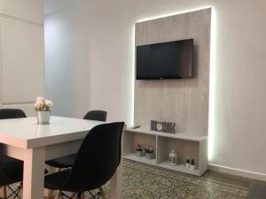TV a/nebo společenská místnost v ubytování APARTAMENTOS CAZORLA CENTRO