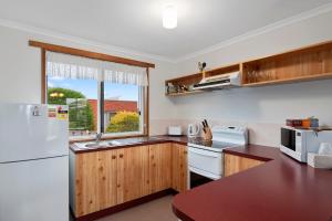 A kitchen or kitchenette at Josie Villa - Beautiful West Burnie: Long or short term