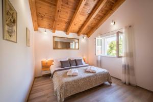 Postel nebo postele na pokoji v ubytování Karlo's Modern Penthouse Loft