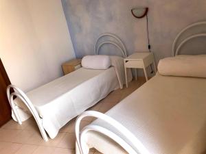 ein Krankenhauszimmer mit 2 Betten und einem Tisch in der Unterkunft Apartment Romina in Tergu