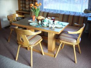 バート・クラインキルヒハイムにあるBerghaus Wastelの木製テーブル(椅子2脚付)、テーブル(お茶セット付)