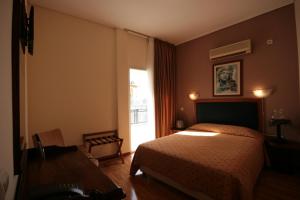 Postel nebo postele na pokoji v ubytování Adams Hotel