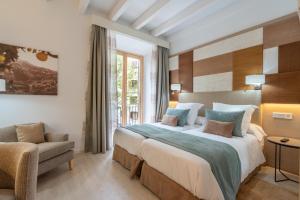 ein Schlafzimmer mit einem großen Bett und einem Stuhl in der Unterkunft Soller Plaza in Sóller