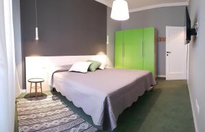 sypialnia z łóżkiem i zieloną szafką w obiekcie Residence Pian della Nave w Mediolanie