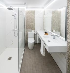 uma casa de banho com um WC, um lavatório e um chuveiro em Hotel Silgar 92 em Sanxenxo