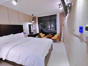Postel nebo postele na pokoji v ubytování Hotel Stay Interview Jeju