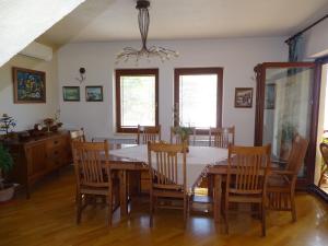 una sala da pranzo con tavolo e sedie in legno di villa Marija a Ohrid