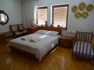 En eller flere senge i et værelse på villa Marija
