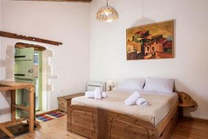 A bed or beds in a room at Lemon Tree Eco-Retreat