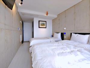 Postel nebo postele na pokoji v ubytování Hotel Stay Interview Jeju