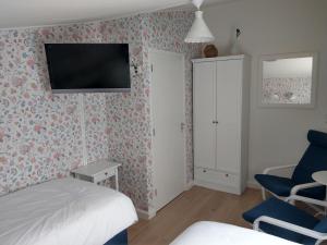 A bed or beds in a room at B&B De Blauwe Tulp