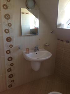 uma casa de banho com um lavatório e um espelho em Studio Stoianovi em Nessebar
