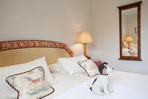 una cama con un animal de peluche sentado encima en Kilcamb Lodge Hotel, en Estroncia