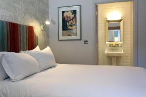 Postel nebo postele na pokoji v ubytování DoubleTree by Hilton York