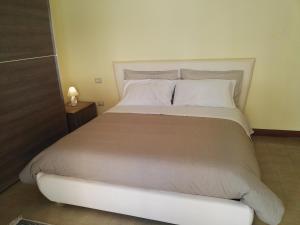 B&B ROSSELLA في مونتيغرانارو: سرير كبير مع وسائد بيضاء في الغرفة