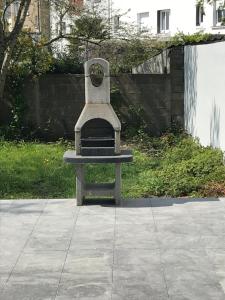 eine Bank mit einem Pflanzgefäß darauf in der Unterkunft Smart Living in Saint-Nazaire