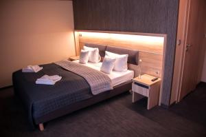 Pokój hotelowy z łóżkiem z białymi poduszkami w obiekcie Hotel Jakuszyce Sport & Spa w Szklarskiej Porębie +37 zdjęć
