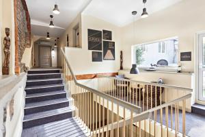 una escalera en una casa con paredes blancas y suelo de madera en SuperB Luxury Suites en Belgrado