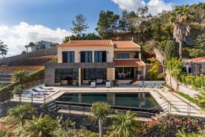 vista aerea di una casa con piscina di OurMadeira - Villa Luz, fabulous a Funchal