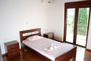 Posteľ alebo postele v izbe v ubytovaní VILLA BELLA LOUKISIA