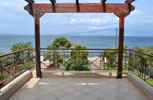 einen Balkon mit Meerblick in der Unterkunft VILLA BELLA LOUKISIA in Loukísia