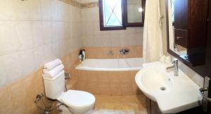 Kúpeľňa v ubytovaní VILLA BELLA LOUKISIA + 30 fotografií