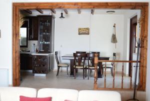 Kuchyňa alebo kuchynka v ubytovaní VILLA BELLA LOUKISIA