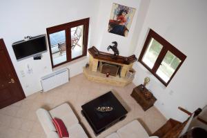 Televízia a/alebo spoločenská miestnosť v ubytovaní VILLA BELLA LOUKISIA