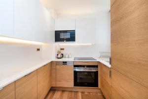 Кухня или мини-кухня в Luxury Montaigne apartment
