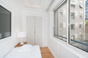 Luxury Montaigne apartment 객실 침대