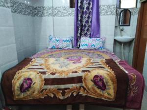 Postel nebo postele na pokoji v ubytování Kashi Annapurna Guest House