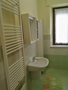 baño con lavabo y aseo y ventana en B&B ROSSELLA en Montegranaro