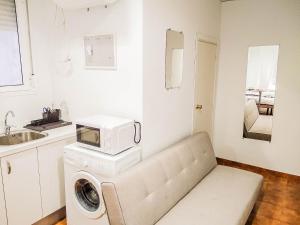 kuchnia z pralką i mikrofalówką w obiekcie Estudio Calle Murillo w Sewilli