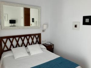 サン・ホセにあるSantuario San Joséのベッドルーム(ベッド1台、大きな鏡付)