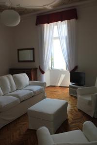Ein Sitzbereich in der Unterkunft Suite Villa Lillia