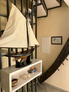 a model of a sail boat on a shelf at "Backbord" by Ferienhaus Strandgut in Born
