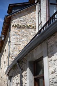 un edificio de ladrillo con un cartel en el costado en Hotel Ambasmestas, en Ambasmestas