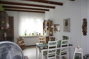 een keuken met een tafel en stoelen in een kamer bij Fewo Lirich in Oberhausen