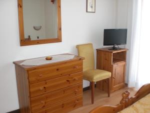 A television and/or entertainment centre at Hotel Villa Ines