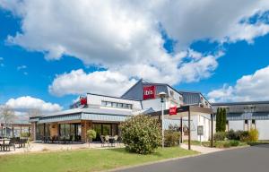 a view of the front of a hotel at ibis Amboise in Amboise