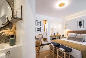 Ένα ή περισσότερα κρεβάτια σε δωμάτιο στο Amelot Art Suites