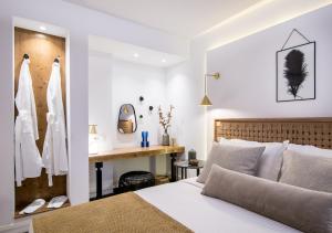 Ένα ή περισσότερα κρεβάτια σε δωμάτιο στο Amelot Art Suites